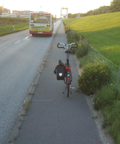 Gefährlich schmaler Zweirichtungradweg an einer Hauptstraße - Teil des Elberadwegs