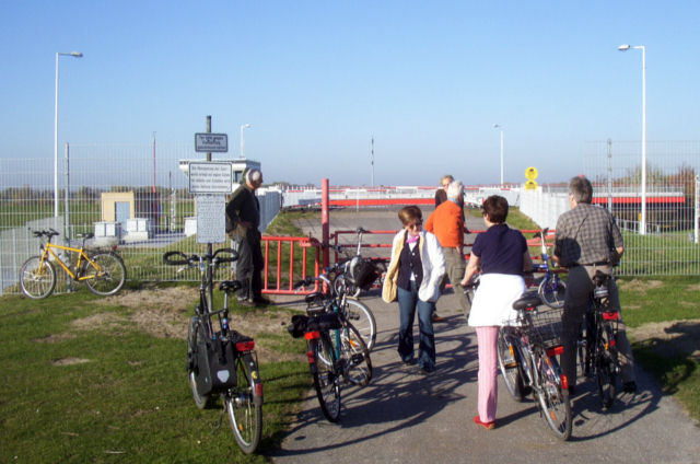 Enttäuschte Radler vor der Brücke am Krückau-Sperrwerk, Foto vom 30.10.2005