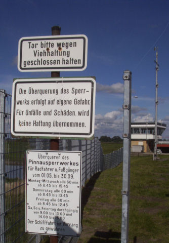 Überquerungszeiten der Brücke am Pinnau-Sperrwerk, Foto vom 03.10.2005